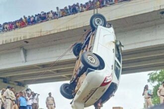 Big Breking_: तीन दिन पहले शिवनाथ नदी में डूबी कार मिली, सड़ी-गली हालत में मिला एक शव