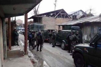 कुलगाम में सुरक्षाबलों और आतंकियों के बीच मुठभेड़, गोलाबारी में सेना का जवान घायल