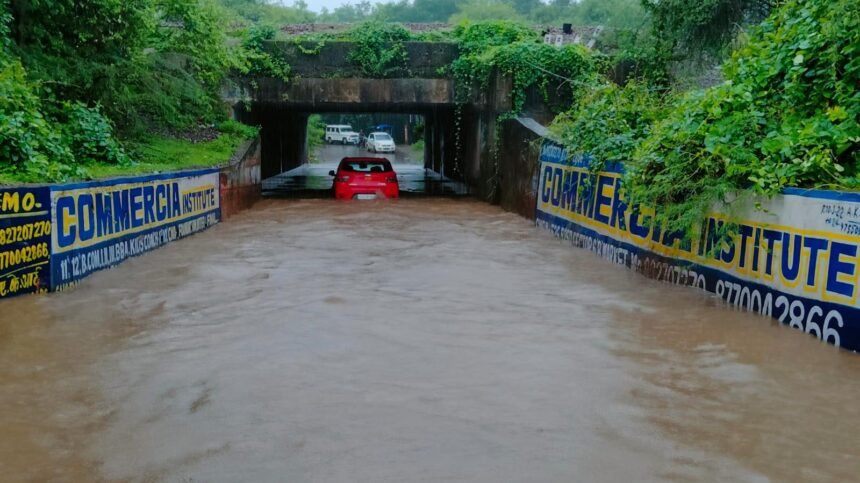 झमाझम बारिश से तरबतर हुआ ट्विनसिटी, अण्डरब्रिजों में भरा पानी, फंसी कार