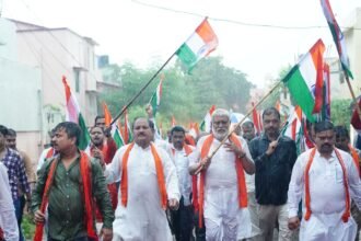 भारी बारिश में भी कम नहीं हुआ लोगों का उत्साह... हाथ में तिरंगा थामे दिखाया देशप्रेम का जज्बा