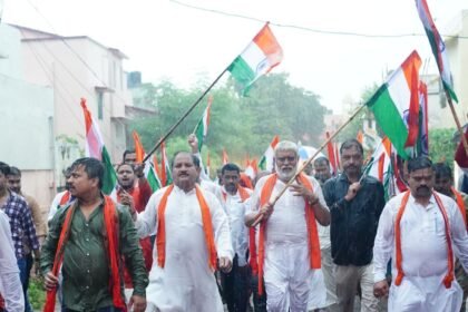 भारी बारिश में भी कम नहीं हुआ लोगों का उत्साह... हाथ में तिरंगा थामे दिखाया देशप्रेम का जज्बा