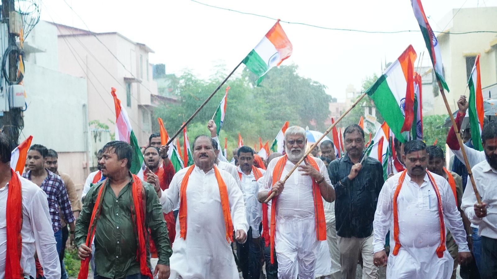 भारी बारिश में भी कम नहीं हुआ लोगों का उत्साह... हाथ में तिरंगा थामे दिखाया देशप्रेम का जज्बा