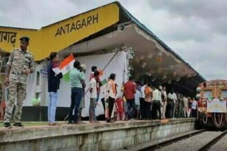 आजादी के 75 साल बाद पहुंची ट्रेन, खुशी से झूम उठे लोग, रेलगाड़ी देखने उमड़ी भीड़