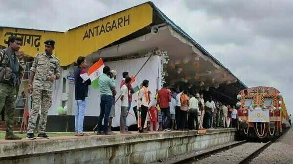 आजादी के 75 साल बाद पहुंची ट्रेन, खुशी से झूम उठे लोग, रेलगाड़ी देखने उमड़ी भीड़