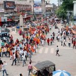 पुलिस से बचने एंबुलेंस में बैठकर पहुंचे भाजपा के बड़े नेता, पुलिस ने लगाए ट्रक माउंटेन कंटेनर