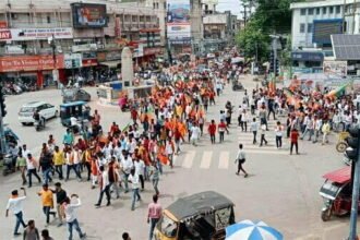 पुलिस से बचने एंबुलेंस में बैठकर पहुंचे भाजपा के बड़े नेता, पुलिस ने लगाए ट्रक माउंटेन कंटेनर