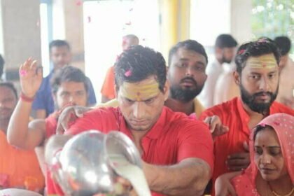 हजारों भक्तों के साथ कांवड़ में जल लेकर निकले देवेंद्र यादव, विधायक पत्नी ने उतारी आरती