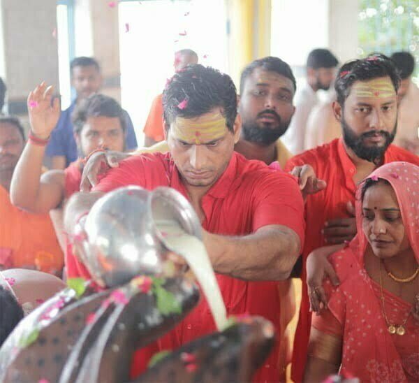 हजारों भक्तों के साथ कांवड़ में जल लेकर निकले देवेंद्र यादव, विधायक पत्नी ने उतारी आरती