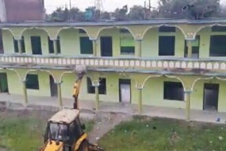 मदरसे पर फिर चला बुलडोजर, आतंकी कनेक्शन सामने आने के बाद बड़ी कार्रवाई