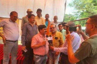 हड़ताल के पांच दिन: अधिकारी-कर्मचारियों ने मांगों को लेकर भजन व देशभक्ति गीत के माध्यम से दिया संदेश