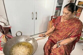 पोला पर घरों में बनने लगे पकवान, सीएम ने शेयर की ठेठरी बनाते पत्नी की फोटो