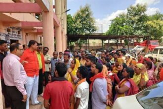 भिलाई के सफाई कर्मियों को नहीं मिला मानदेय, दया सिंह के पास पहुंचे, स्वास्थ्य अधिकारी को बुलवाकर दिलाया 10 लाख का चेक