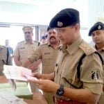 जिले के होटल, लॉज व ढाबों पर पुलिस की दबिश, खंगाले जा रहे रजिस्टर