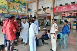 स्मार्ट स्टेशन की तर्ज पर मिलें दुर्ग-भिलाई में यात्री सुविधाएं, एस्केलेटर, लिफ्ट व पटरी पार को जोडऩे बनाएं फुट ओवर ब्रिज-वोरा