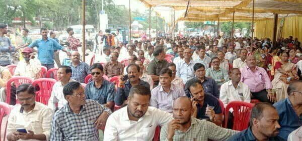 कलेक्टोरेट से लेकर कोर्ट तक हुए लामबंद, स्कूलों में भी ताला, निगम में भी काम ठप