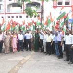 हर घर तिरंगा अभियान के लिए कलेक्टर ने कलेक्ट्रेट परिवार को वितरित किया तिरंगा