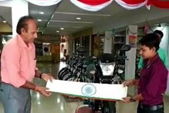 शपथ फ़ाउंडेशन भिलाई की राष्ट्रीय ध्वज संग्रह की अभिनव पहल, सम्मान के साथ उतारकर सुरक्षित रखें