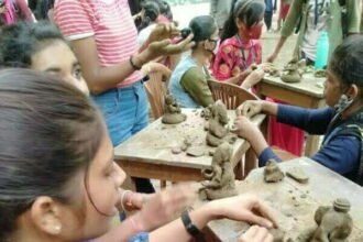 गर्ल्स कॉलेज में माटी-शिल्प कार्यशाला में छात्राओं ने बनायी गणेश प्रतिमाएं