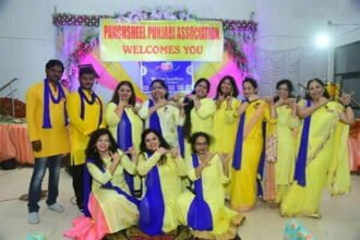 कृष्ण भक्ति में डूबे 'पंचशील' के सदस्य, 'राधे-राधे' के उद्घोष से गूंजा भवन