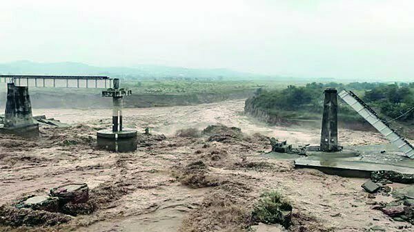 भारी बारिश से कांगड़ा में बह गया रेलवे पुल, अलग-अलग घटनाओं में 11 की मौत, दो दिन का अलर्ट