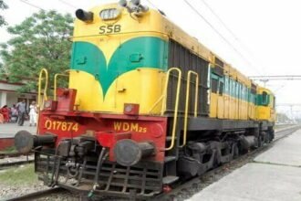 रेलवे क्रासिंग पर रेल इंजन ने आठ लोगों को मारी टक्कर, एक ही परिवार के तीन लोगों की मौत