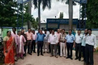 आंदोलन: कर्मचारियों के प्रदर्शन से कार्यालय मेें पसरा सन्नाटा, आयुक्त ने प्लेसमेंट से लिया काम