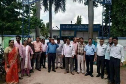 आंदोलन: कर्मचारियों के प्रदर्शन से कार्यालय मेें पसरा सन्नाटा, आयुक्त ने प्लेसमेंट से लिया काम