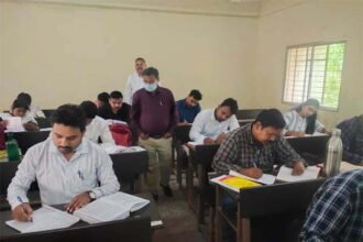 26 अधिकारी दे रहे विभागीय परीक्षा, संभागायुक्त ने किया निरीक्षण