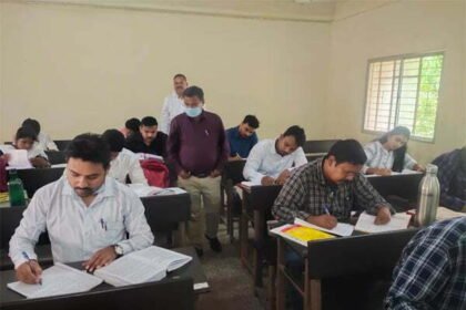 26 अधिकारी दे रहे विभागीय परीक्षा, संभागायुक्त ने किया निरीक्षण