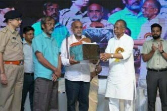 शहादत का सम्मान, देश भक्ति के रंग में रंगे जवान, हाथों में तिरंगा लेकर मातृभूमि की शान में लगाए नारे