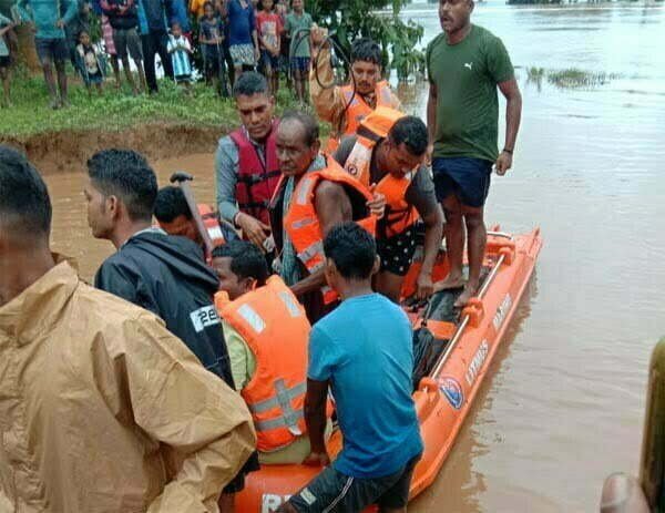 रात भर आम के पेड़ पर चढ़े रहे 80 वर्षीय बुर्जुग लखमा नाग, नगर सेनानी के जवानों ने सफलतापूर्वक किया रेस्क्यू