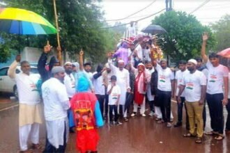 मूसलाधार बारिश में भी कम नही हुआ ताजियादारों का हौसला, अलाव पर भी चले अकीदतमंद