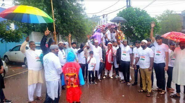 मूसलाधार बारिश में भी कम नही हुआ ताजियादारों का हौसला, अलाव पर भी चले अकीदतमंद