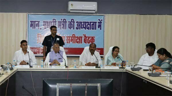 प्रभारी मंत्री ताम्रध्वज साहू पहुंचे कोरिया, जिला स्तरीय अधिकारियों के साथ हुई समीक्षा बैठक