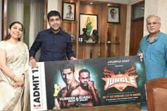 मुख्यमंत्री को 'द जंगल रंबल' प्रोफेशनल बॉक्सिंग फाइट का पहला टिकट भेंट