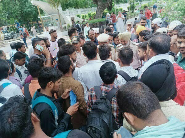 एक गलती पर रोजगार छिन रही आधार अथॉरिटी, अपनी मांगों को लेकर कल हड़ताल पर आपरेटर व संचालक