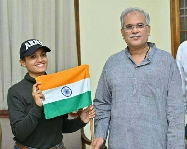 मुख्यमंत्री से लेफ्टिनेंट वंशिका पाण्डेय ने की सौजन्य मुलाकात