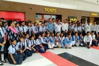 पॉपकॉर्न के साथ लिया फिल्म गांधी का मजा