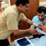 10 महीने की बच्ची को रेलवे में मिली नौकरी, इस भावुक पल को देख अधिकारियों की भी आंखें हो गई नम