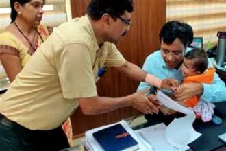 10 महीने की बच्ची को रेलवे में मिली नौकरी, इस भावुक पल को देख अधिकारियों की भी आंखें हो गई नम