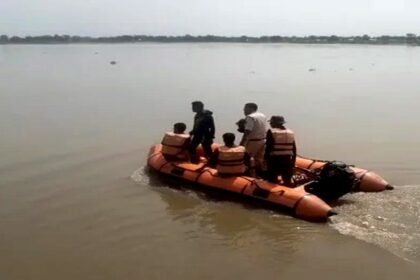 30 लोगों से भरी नाव नदी में पलटी, 7 स्कूली बच्चों समेत एक अफसर लापता, परिजनों का रो-रोकर बुरा हाल