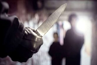 सनकी प्रेमी का फिल्मी ड्रामा, पुलिस को देख पेट पर टिका लिया चाकू, बोला अगर लड़की को ले गए तो….