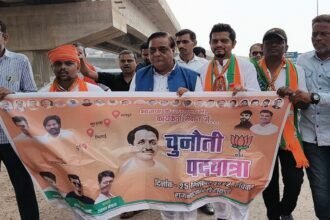 CG कांग्रेस अध्यक्ष मरकाम के बंगले पर जमकर हंगामा, भाजपाइयों ने कहा चुनौती देकर लापता हो गए मोहन, कांग्रेस बोली गंदी राजनीति