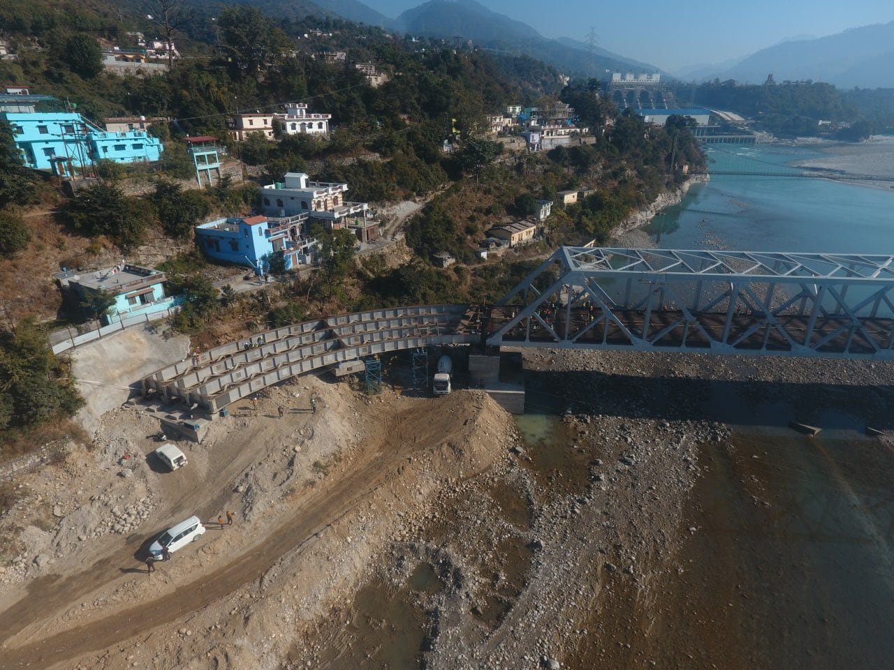 रेल मंत्रालय ने ट्वीट में लिखा, 'ऋषिकेश-कर्णप्रयाग के बीच चार धाम रेलवे परियोजना ने गति पकड़ी: इस महत्वपूर्ण परियोजना के लिए अलकनंदा नदी पर आने वाले पियर्स की झलक देखें, यह परियोजना का सबसे लंबा (489 मीटर) पुल है, जो श्रीनगर शहर को प्रस्तावित रेलवे स्टेशन से जोड़ेगा.'