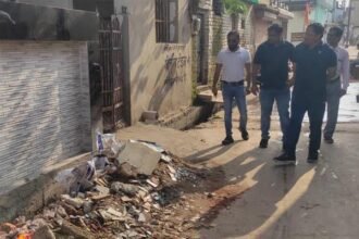 मकान निर्माण के बाद भी सड़क पर बिखेरकर रखा मलबा, आयुक्त चंद्राकर ने दिए कार्रवाई के निर्देश