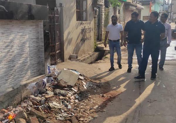 मकान निर्माण के बाद भी सड़क पर बिखेरकर रखा मलबा, आयुक्त चंद्राकर ने दिए कार्रवाई के निर्देश
