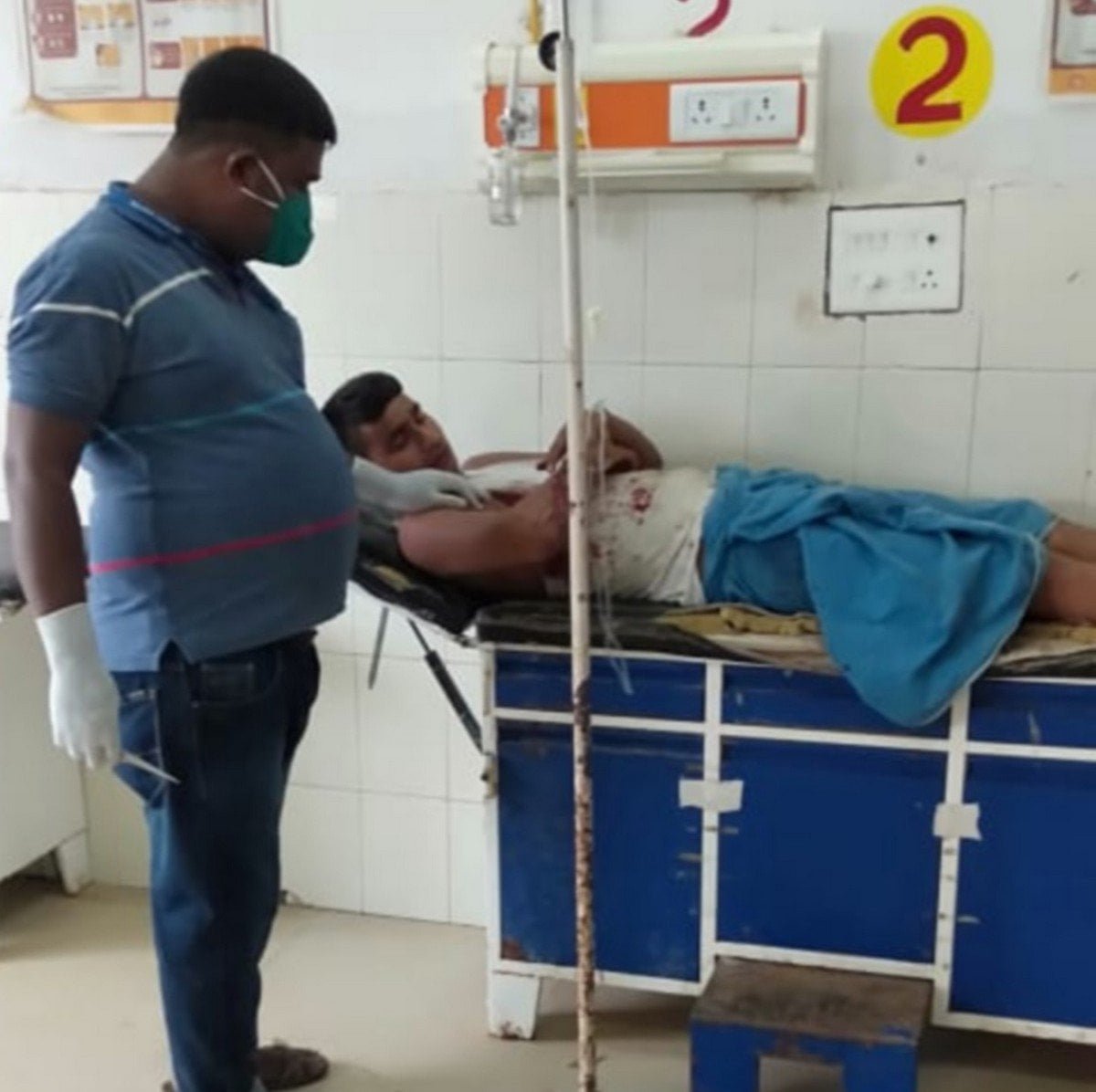 अस्पताल में भर्ती घायल।