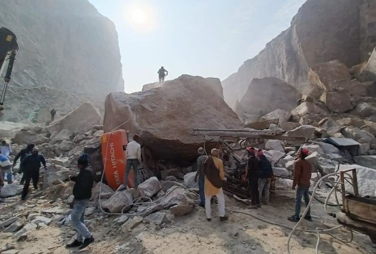 बचाव कार्य में जुटे लोग।