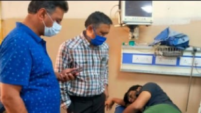 इंदौर कलेक्टर मनीष सिंह घायलों का हाल जानने एमवाय अस्पताल पहुंचे