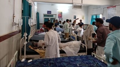 जिला अस्पताल में भर्ती घायल।